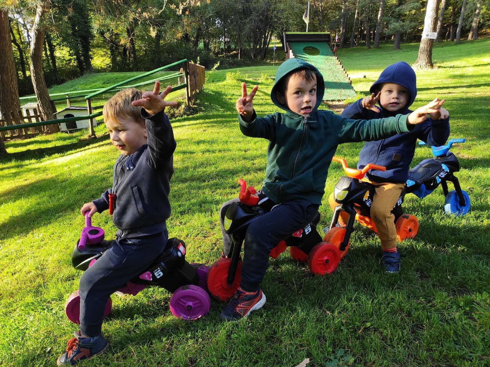 Enfants jouant en plein air à Evad'Parc