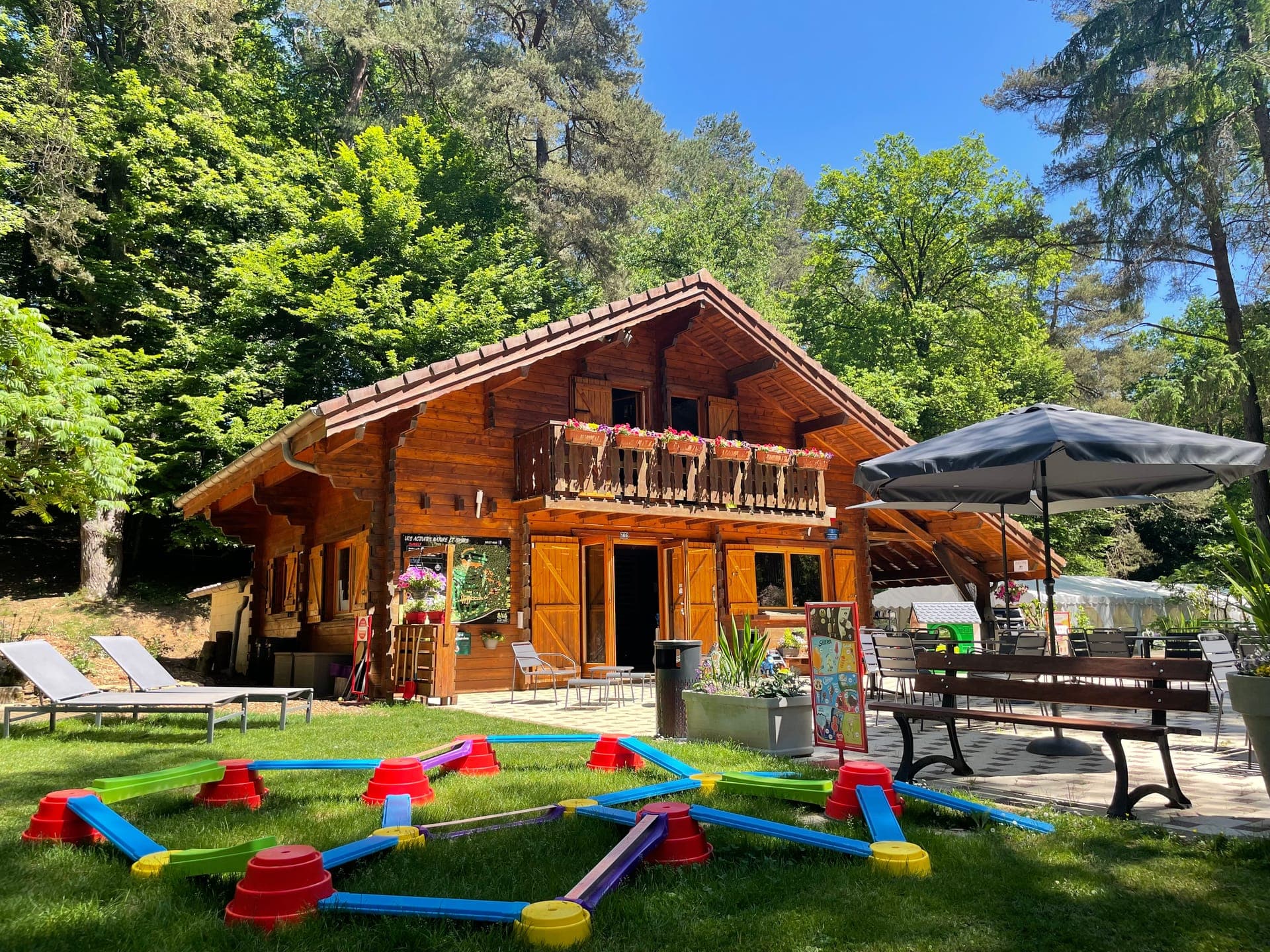 Ambiance conviviale sur la terrasse d'Evad'Parc